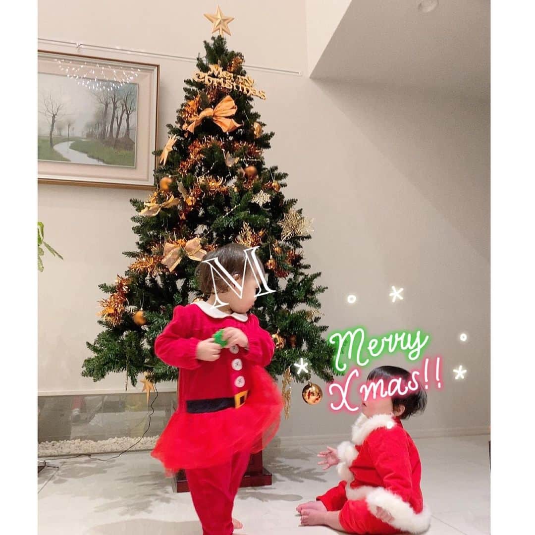 澤野井香里さんのインスタグラム写真 - (澤野井香里Instagram)「ご近所ママ友のお宅で#クリスマスパーティー 🎄✨﻿ 小さい子供2人いて大変なのに、いつも手の込んだ手料理出してくれて、ただただ感心するばかり🥺♡﻿ みんな大好きな#銀閣寺大西 の#ローストビーフ もお決まりの一品✨﻿ プレゼント交換🎁もできて楽しかったなぁ💕﻿ Babyチームのサンタ姿🤶がたまらない🙈♡﻿ ﻿ #ks_20✨  #ks_kyoto✨　#ホームパーティー #クリスマス　#kyoto #1才 #4才　#年少　#兄妹　#赤ちゃんサンタ　#👦🏼🧒🏼 #S⭐️_ #M🍒_  #s⭐️m🍒」12月19日 6時57分 - kaori_sawanoi