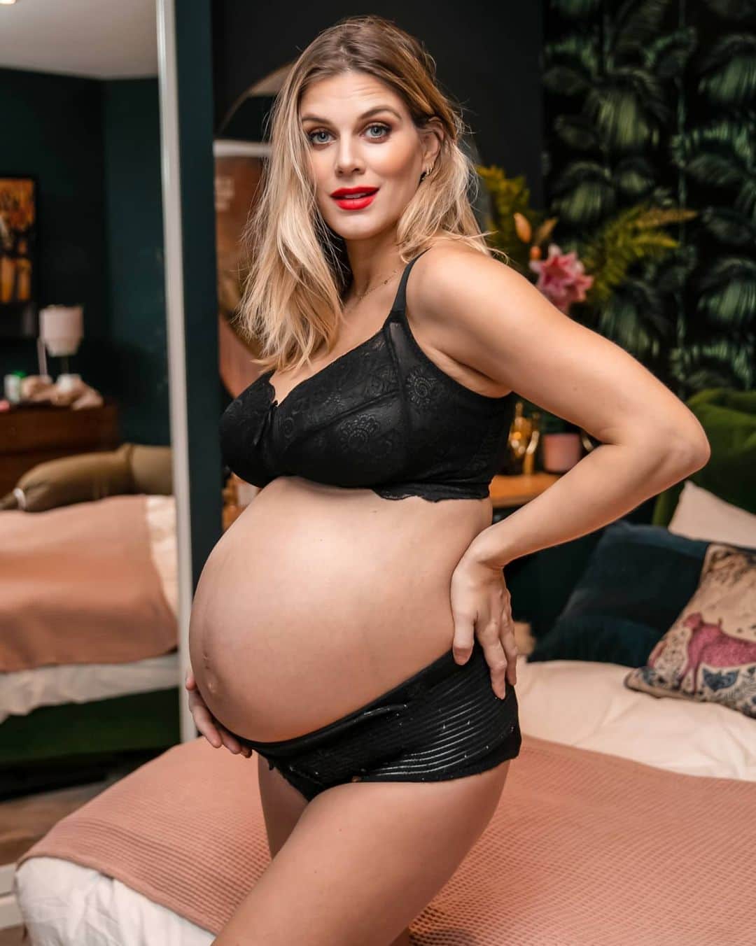 Ashley Jamesさんのインスタグラム写真 - (Ashley JamesInstagram)「Making an effort at 37 weeks with severe hip and pelvic pain looks something like this... ❤️ I've found the more I feel out of sorts and uncomfortable, the more I'm enjoying taking the time to get ready. You can always count on a red lip to cover sleepless eyes! I've always loved nice lingerie to make me feel more body confident too... Even if I am having to wear a pelvic brace. 🤭  I'd never heard of Pelvic Girdle Pain until I got it... I think I always thought I'd be pretty invincible with pregnancy because I've always been pretty fit and ran marathons etc. But it's definitely been a mad experience. I've loved pregnancy but I feel like I've forgotten what it's like to be able to sit up without pain!   I've had loads of messages about pelvic girdle pain advice so thought I'd share what's helped me:   💫Get a good pelvic brace. Mine is @lolalykke_formums and I've used it every day since 30 weeks. I really notice the pain the times I've forgotten to wear it. 💫Sleep with a pillow between your legs - if you don't have a proper pregnancy pillow just a normal pillow will do. 💫Take baths... They help with the pain. 💫Make sure you sit down when getting ready or putting your shoes on - you basically want to avoid putting weight onto one leg. 💫Get up from bed / chairs / cars with your legs together. So keep your knees together and them both out at the same time - you can sit on a plastic bag in a car to make it easier.  💫 I've really relied on physio. I came to see @martakinsellaphysio at @the_mummy_mot at 30 weeks thinking I needed crutches, and she's managed to keep me on my feet up to now.   Is there anything else that helped you I haven't included?   I have to say, my pelvic girdle pain did reduce massively between 32-37 weeks, so if you are suffering it might go away with a little TLC. 🙏  #37weekspregnant #thirdtrimester」12月19日 6時57分 - ashleylouisejames