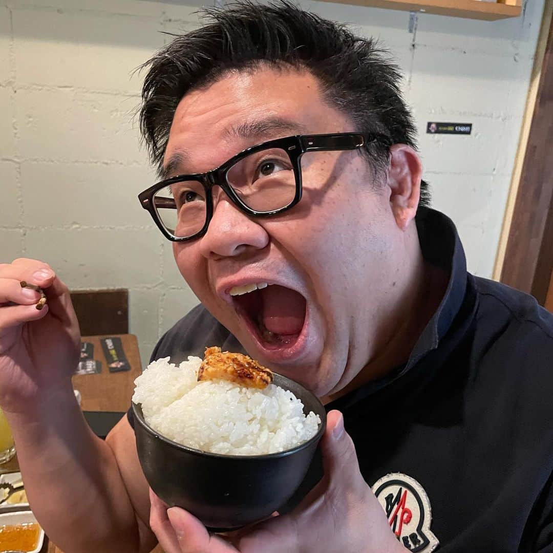 山岸久朗さんのインスタグラム写真 - (山岸久朗Instagram)「最後のええ顔みて。 俺できひんわーこれー… しかも丼もよく見て。大盛りに見えるように、撮る直前に白米を前に寄せてんでー笑 才能に嫉妬した夜❤︎ #塩タン #タン塩 #なのか以下略 #食いしん坊 #マンガ盛り #尊い #あざとい #あざとい系男子  #つねちゃん #焼肉 #焼肉屋つねちゃん #肉テロリスト #肉テログラム  続く」12月19日 7時07分 - yamaben