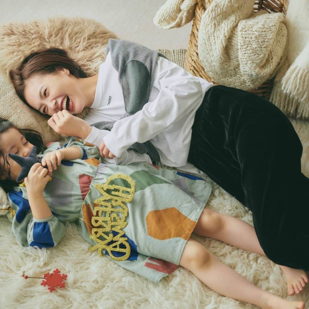 のインスタグラム：「12月19日（土） リラックスできて温かくてホッとする おうちでゆっくり過ごすクリスマスもなかなか良い♡ って気付いた今年 ・ ゴロンして子どもたちと もうすぐサンタさん来るかなぁ？なんて会話できるのも あと何年だろう・・・ ・ リッチ見えするベロアパンツが最高の相棒 ・ #年末イベントコーデ #ARCHTHE #今日のコーデ  #今日の服  #ootd  #outfit  #冬コーデ  #ベロアパンツ  #ロンT  #お家コーデ  #VERYほぼ毎日コーデ  #VERY編集部  #VERYweb  #雑誌VERY  #VERYSTORE  #浅見れいな  #very  撮影／金谷章平  ヘアメーク／TOMIE〈nude.〉 スタイリング／加藤かすみ  取材／北山えいみ ・ ※VERY12月号P49に掲載の商品です。お問い合わせはお控えください」