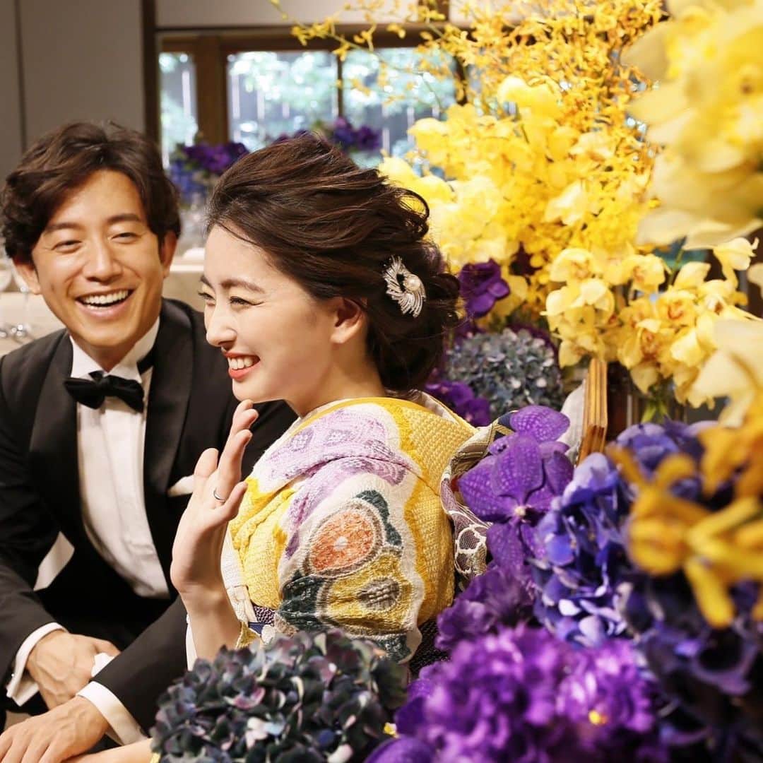The KAMAKURA WEDDINGのインスタグラム：「ぱっと目を惹く鮮やかな色合いの会場装飾は、お二人の笑顔をさらに引き立てます。」
