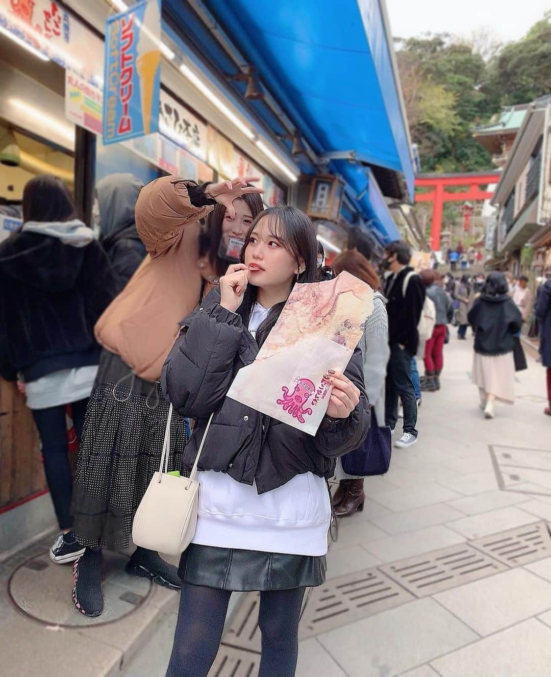 AKARIのインスタグラム：「#たこせん  出来たてで薄くてパリパリ🐙 後ろのらっこさんが可愛いので みてください🦦💕💕」