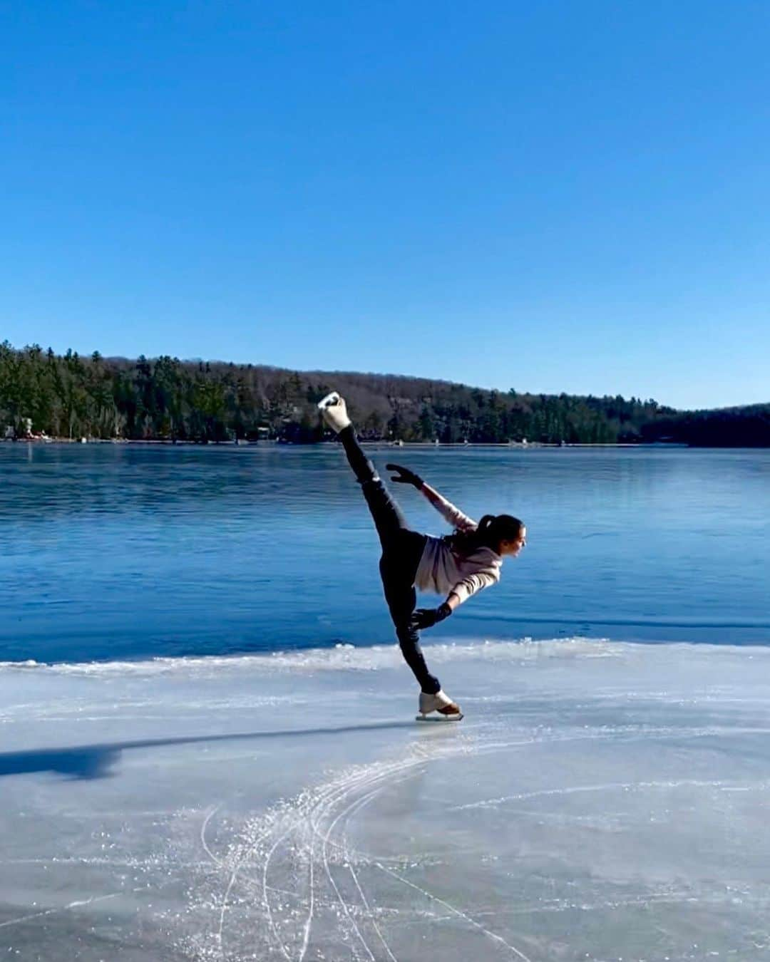 アリッサ・シズニーのインスタグラム：「⛸ vs. 🏒 🤔 (I promise, the ice was thick and the water beneath was shallow...all safe. Please don’t try this unless and until you have ensured the ice conditions are safe, and stay away from thin ice. I was comfortable skating this close to thinner ice, because it was very shallow and I was not alone.)」