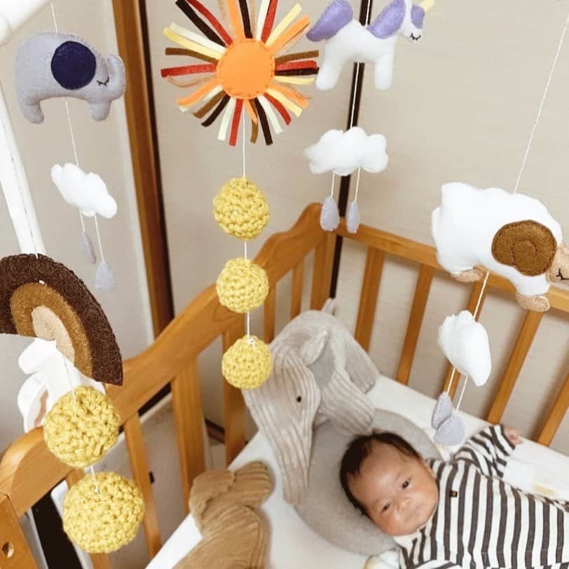 のインスタグラム：「* * * メリーを目で追うようになったね👶🏻🎠 オルゴールも好きみたい😌🌟 この手作りメリーは妊婦の時に コツコツ作ってたもの🤰🏼🧶 🐘🦄🐏と天気をイメージしたよ☀️🌈☁️🌕 他にもオモチャ作ったから遊ばせるの楽しみ🎣🐛 * * * #メリー#手作りメリー#ハンドメイド#編み物#ベビーベッド#赤ちゃんのいる暮らし#赤ちゃんのいる生活#男の子ベビー#令和2年ベビー#10月生まれベビー#オルゴール#ベビー用品#あかちゃん#オモチャ#裁縫#手芸#新米ママ#初ママ#出産報告#関西ママ#関西ママ#あやかすベビー#生後1ヶ月#秋生まれベビー#welcomebaby#べびすたぐらむ#ベビスタグラム#成長記録#育児日記」