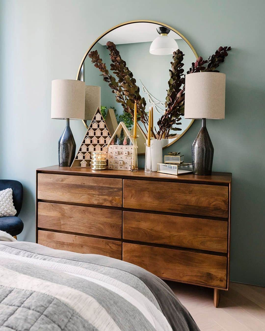 west elmさんのインスタグラム写真 - (west elmInstagram)「Swooning over this bedroom from last year's #WestElmHolidayHouse 😍 featuring our @fairtradecertified Anton 6-Drawer Dresser and Halcyon Green walls by @sherwinwilliams (SW 6213). Link in bio to shop this room! #FairTradeFriday」12月19日 7時24分 - westelm