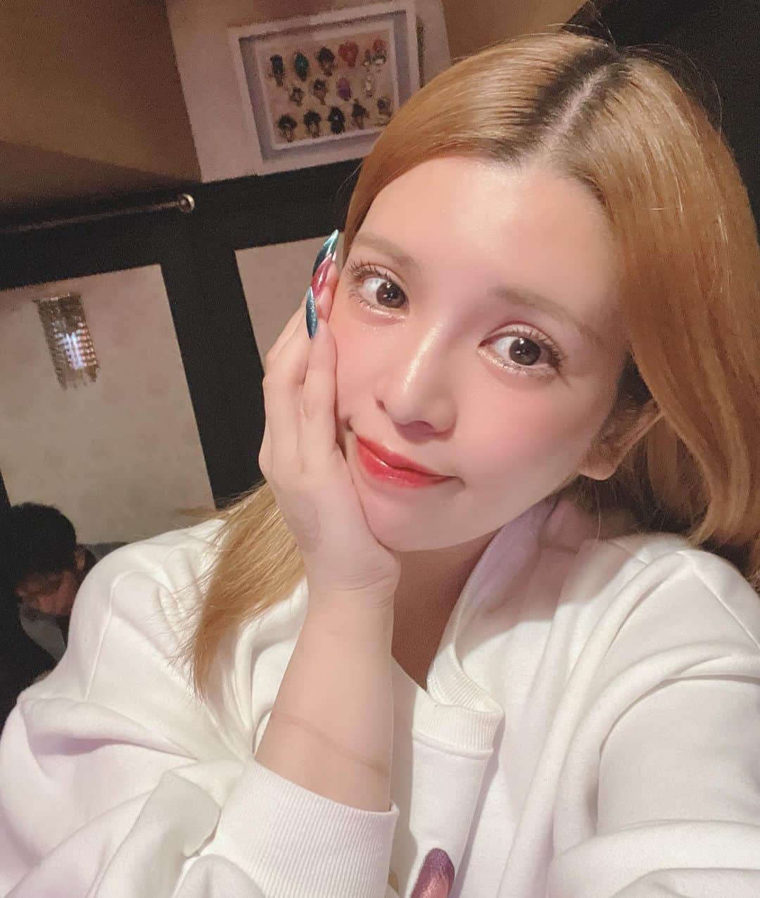 坂口杏里のインスタグラム：「BARカシェット オープンしてます🙆‍♀️ 18:00までやってるので 是非お待ちしてます🙈  こんな早朝から来てくださったお客様方々 ありがとうございます😭  普段夜来れない方々 是非💕朝昼晩夕方飲み🎶  今日もとことんいくよー😂  09054307175  ↑何かあればこちらまで！ BAR CACHETTE (カシェット) 東京都新宿区歌舞伎町2-11-7 メトロビル4階  お待ちしてますん💕 男性１時間3000円 女性１時間1500円 （飲み放題）  ライン交換写メ撮ろ☺️」