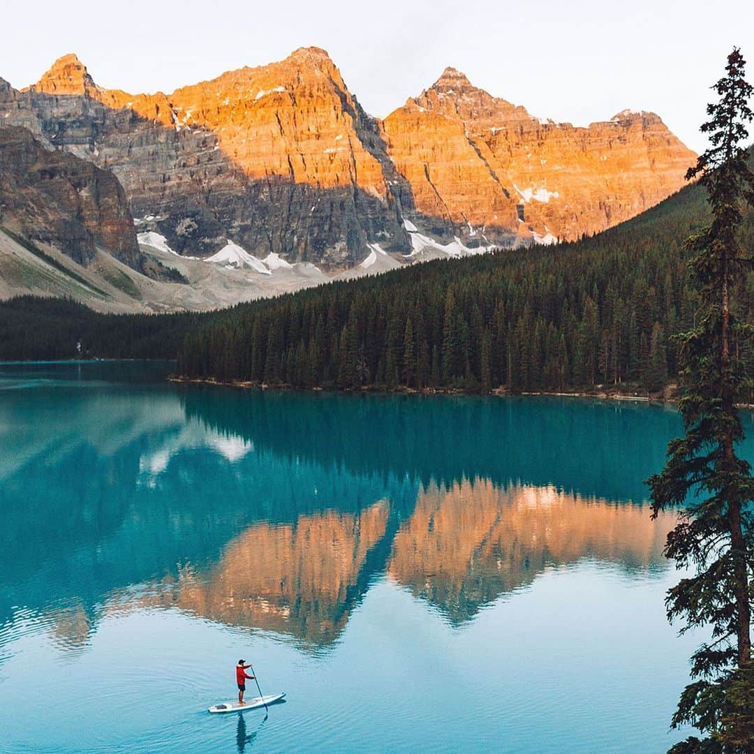 ボディーグローブさんのインスタグラム写真 - (ボディーグローブInstagram)「Adventure Awaits! Where would you take your iSup? @slatertrout living the dream in the Canadian Rockies.  ~~ Find all your adventure gear, including the Performer 11 iSup at bodyglove.com #allthingswater #bodyglove #bodyglovegirl #banff #alberta #canada #canadianrockies #picturesque #landscape #rockymountains #bluewater #paddleboarding #standuppaddleboarding #sup #paddleboarder #paddleboard #inflatablepaddleboard #beautiful #epic #epicphoto #lake #mountains #emeraldsea #emeraldwater #clearwater #paddle #inflatablefun #imageset #imagination」12月19日 7時28分 - bodyglove