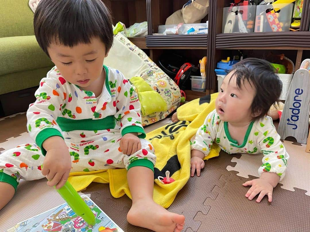 MAX鈴木のインスタグラム：「おは☀️ #family #babys #はらぺこあおむし」