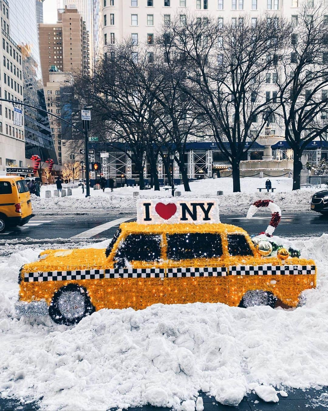 トッドスナイダーさんのインスタグラム写真 - (トッドスナイダーInstagram)「#TStheSeason We ♥️ New York, especially at this time of year 🚕🎄❄️ Lots of great gift options still available ⏫ tap the link in bio ⏫ 📸 @therealgemmanoakes . . . #toddsnyder #newyork #ilovenewyork #newyorkcity #newyorknewyork #newyorklife」12月19日 7時29分 - toddsnyderny