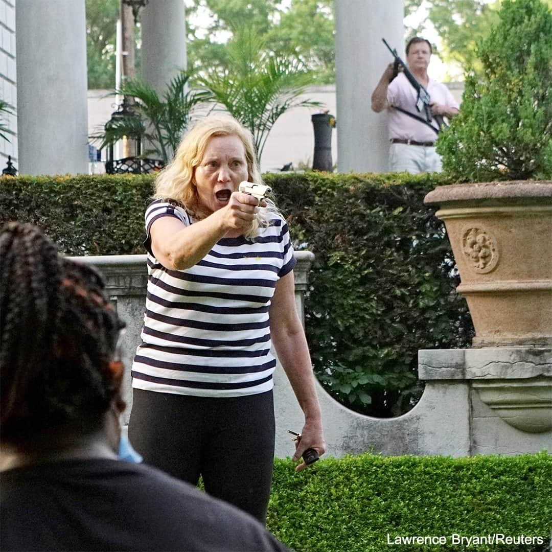 ABC Newsさんのインスタグラム写真 - (ABC NewsInstagram)「Patricia McCloskey and her husband, Mark McCloskey brandish firearms at demonstrators as the protest was moving toward St. Louis Mayor Lyda Krewson's home, before demonstrators turned onto the McCloskey's street prompting the confrontation on June 28. Tap the link in bio for more of a year in pictures as selected by the ABC News photo editors. #yearinpictures #abcnews #endofyear」12月19日 7時31分 - abcnews