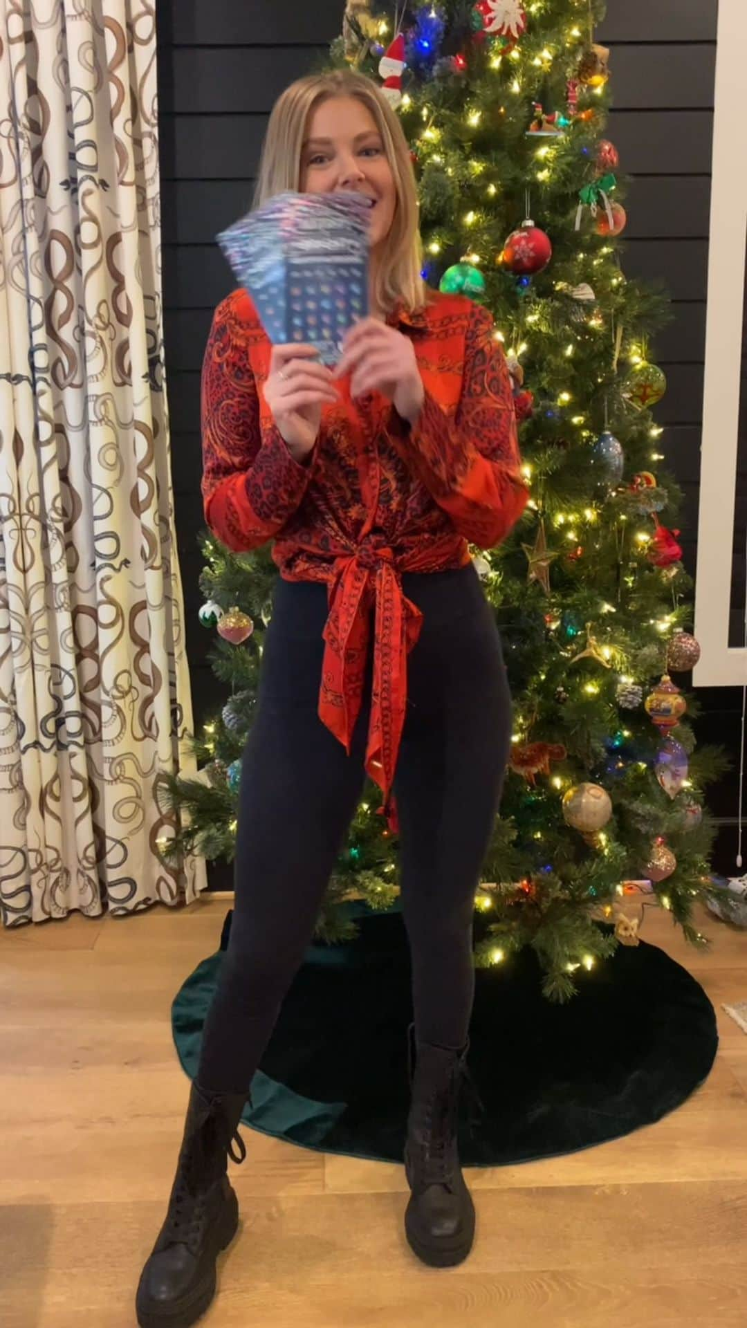 アリアナ・マディックスのインスタグラム：「#GiveJoy this holiday season to someone special with the perfect stocking stuffer: @calottery scratchers! 🎄 i’m keeping the 2021 scratcher to play for myself 😉🎄🎄🎄 *must be 18+ to purchase* *paid partnership with california lottery*」