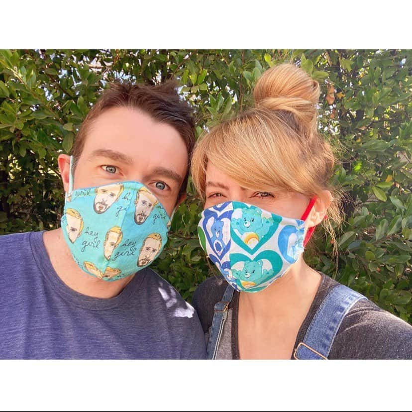 ロバート・バックリーのインスタグラム：「Looking for a unique holiday gift? Look no further, friends. My super talent of a wife has been hand-making masks that are cool, comfy and for every mask sold she donates one to those in need. Check out her Etsy store, @dearheartmercantile to see all of her snazzy wares! ❤️  Repost from @jennywade • vulnerability time! so last April, i started sewing masks. i had the time, and a few materials, so i began filling my days this way, and donating in bundles to wherever i heard a need expressed. materials ran out. i looked to good friends for donations. anyone have a bag of t-shirts they don’t want? linen napkins? tablecloths? friends came through! i processed and donated all materials. then i thought, maybe i can give others a chance to help. the project was becoming bigger, and the need wasn’t slowing.  so...i opened an Etsy store called @dearheartmercantile (vulnerable!!).   i decided that for every mask i sold, i would donate one. so far, i’ve been able to donate 1400 masks (!!).  i’ve felt really shy about telling anyone about it, so it’s sort of just been doing it’s own thing. but i’m hopeful maybe we can keep helping together. that’s what i’d like the most.   i also do some other things there...refurbish mid-century furniture, gather vintage clothing & jewels...  every single mask is handmade by me, at our kitchen table. i hope you like them. Opal hasn’t helped once. Rude.   Link in bio. Thank you, dear hearts. ❤️」