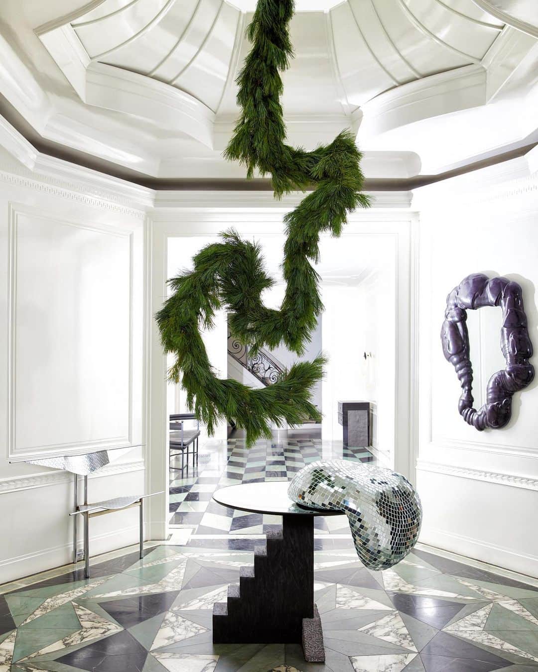 ケリーウェアスラーさんのインスタグラム写真 - (ケリーウェアスラーInstagram)「DECK THE HALLS. I’m always looking for non-traditional ways to display flora during the holiday season. We created a sculptural wreath that hangs from the ceiling rather than on a wall or door. Pine branches arranged in an abstract serpentine form create an avant-garde mobile that adds festive drama to the entryway of my home.   For a 360-degree view of this dynamic piece, head over to our new TikTok channel – via my story or link in bio – to see an exclusive video. Make sure you follow @kellywearstler on TikTok for this and more special content! XK」12月19日 7時39分 - kellywearstler