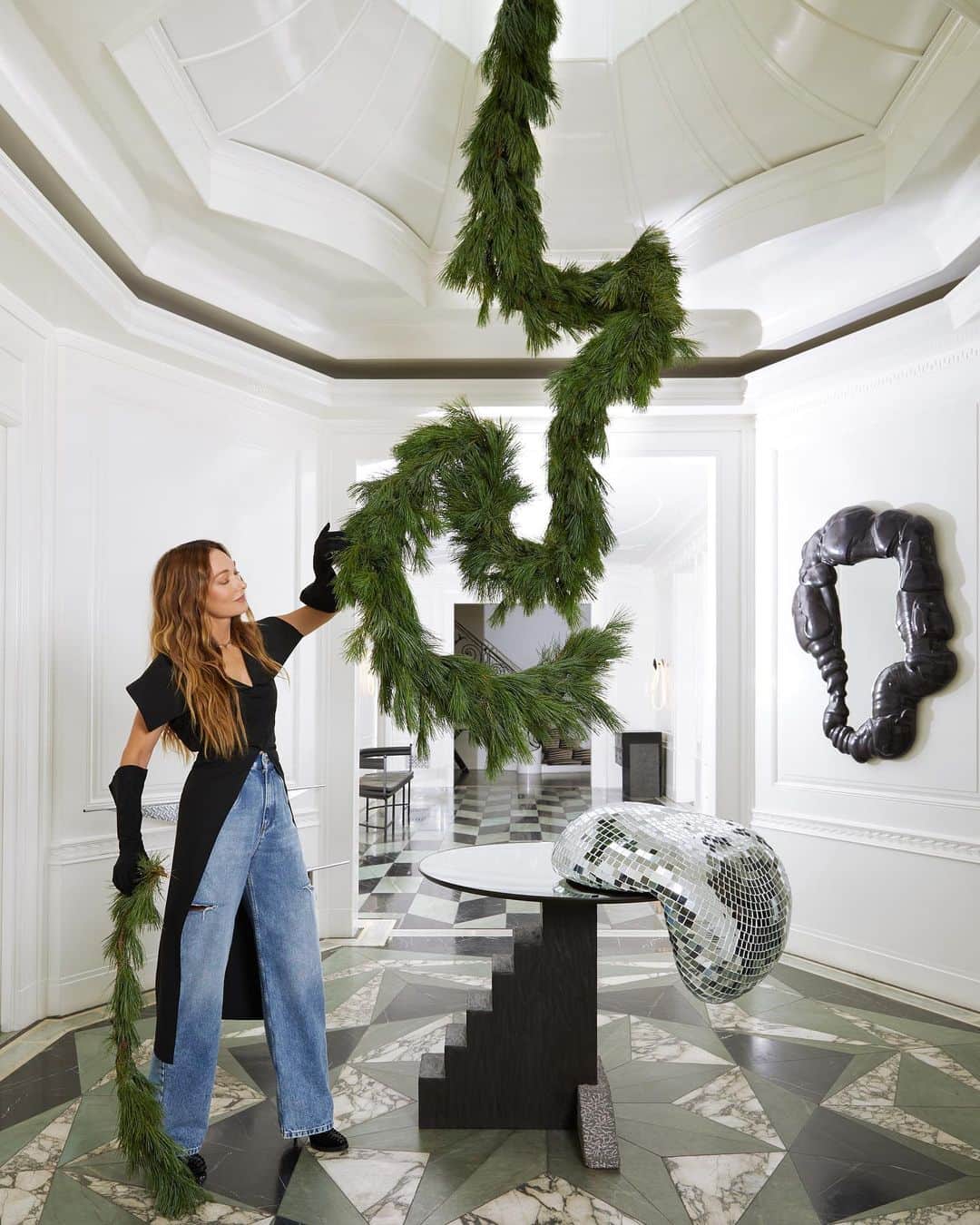 ケリーウェアスラーさんのインスタグラム写真 - (ケリーウェアスラーInstagram)「DECK THE HALLS. I’m always looking for non-traditional ways to display flora during the holiday season. We created a sculptural wreath that hangs from the ceiling rather than on a wall or door. Pine branches arranged in an abstract serpentine form create an avant-garde mobile that adds festive drama to the entryway of my home.   For a 360-degree view of this dynamic piece, head over to our new TikTok channel – via my story or link in bio – to see an exclusive video. Make sure you follow @kellywearstler on TikTok for this and more special content! XK」12月19日 7時39分 - kellywearstler