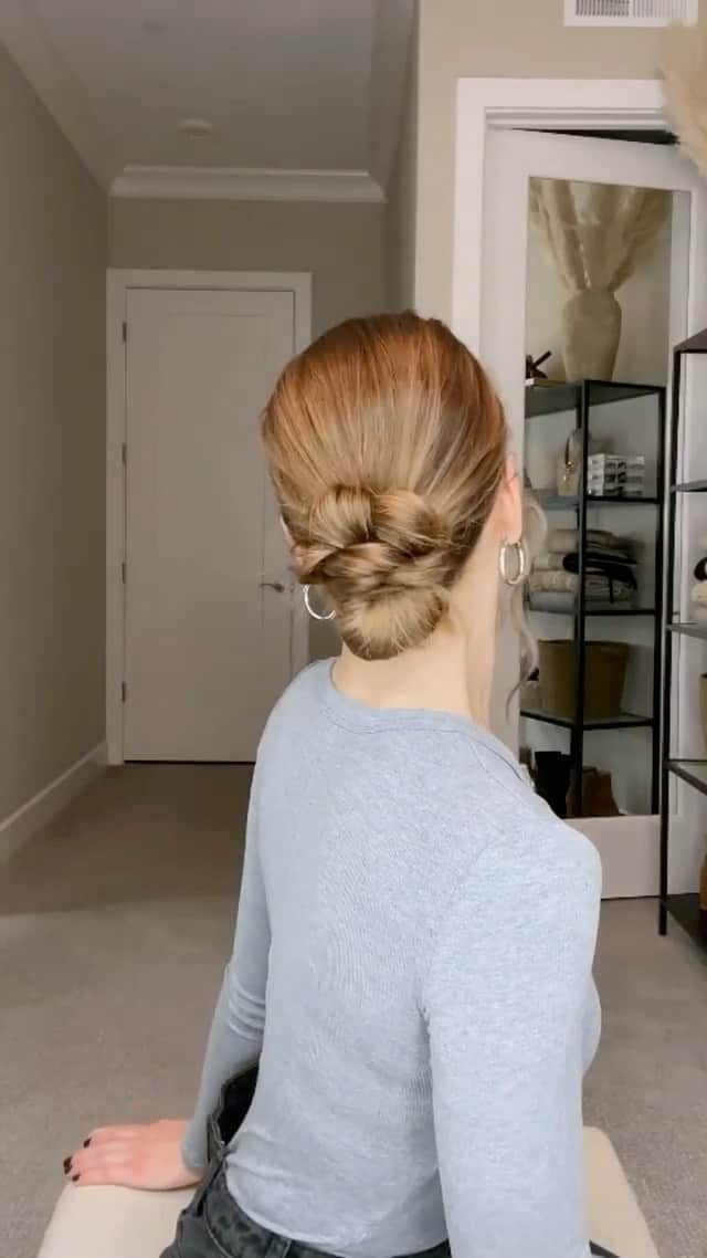 のインスタグラム：「Low braided bun by this talented beauty @nicholeciotti 💥」