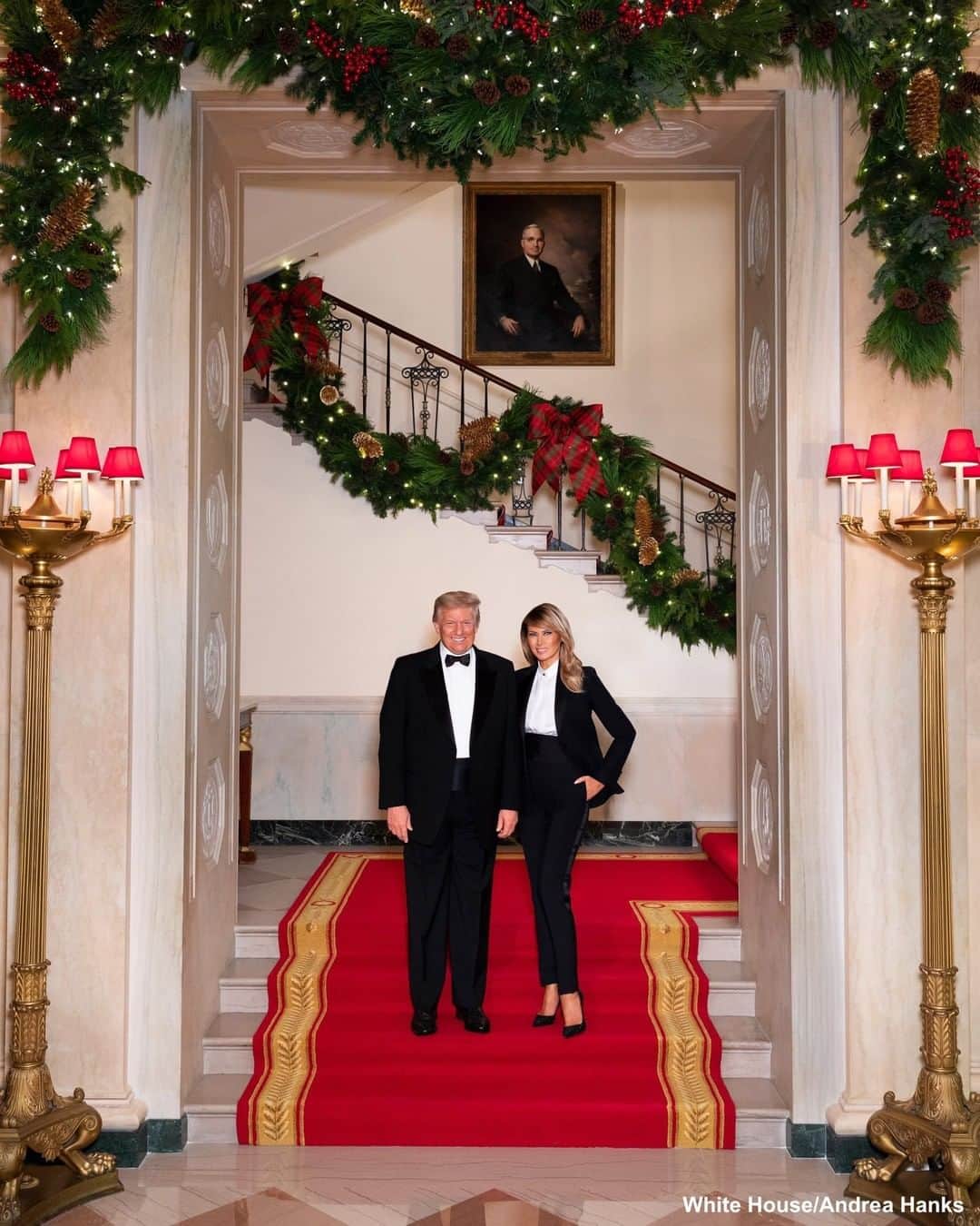 ABC Newsさんのインスタグラム写真 - (ABC NewsInstagram)「First lady Melania Trump tweets official 2020 Christmas portrait with Pres. Trump. #donaldtrump #melaniatrump #christmas #christmasportrait #whitehouse」12月19日 7時40分 - abcnews