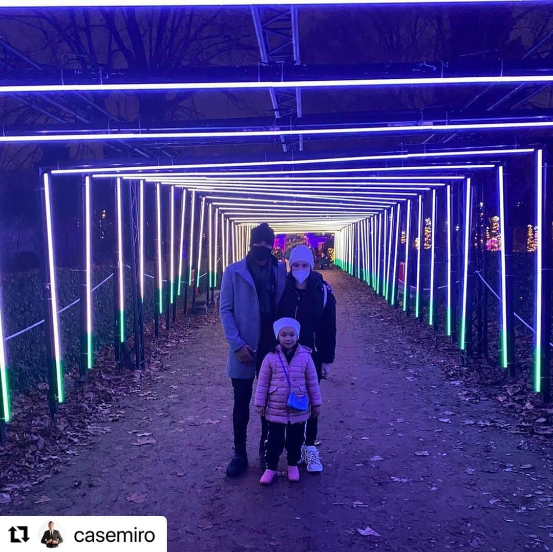 アナ・マリア・カゼミーロのインスタグラム：「Noite mágica em familia 👨‍👩‍👧🌟🥰 #Repost @casemiro with @make_repost ・・・ Muchísimas gracias a @springfieldmw por este increíble espectáculo en el Jardín Botánico 🌺🌴🌷🍁🌲☘.」