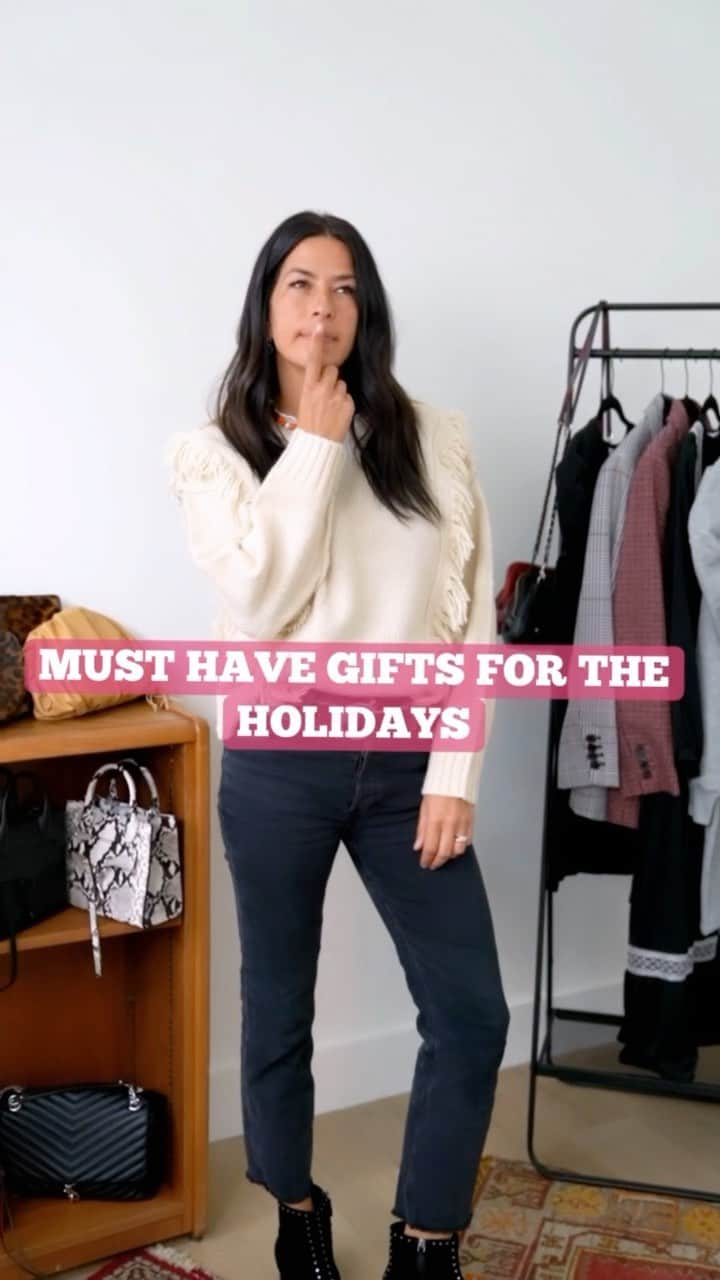 レベッカミンコフのインスタグラム：「The wait is finally over! I have been filming some fun stuff for you that I am so thrilled to share. How-to’s, tips, unboxing and advice! Welcome to my @youtube channel! So head on over, subscribe, and like. p.s. get these clutches for yourself-I mean a friend while they last! Link in bio, or head to stories for direct swipe up link 💕」