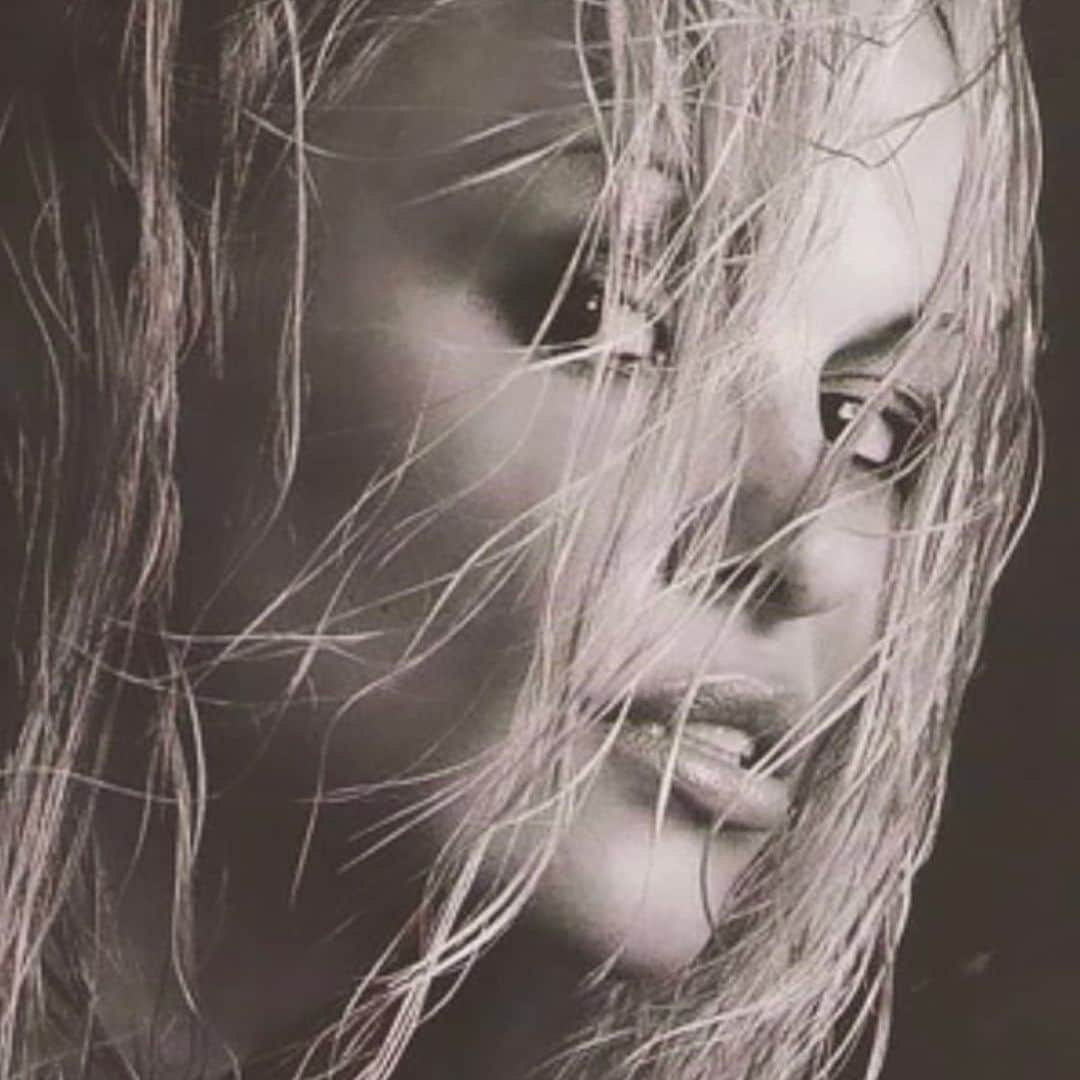 パメラ・アンダーソンのインスタグラム：「“I'd rather float over other people's minds as something strictly fluid and non-perceivable; more like a transparent, paradoxically iridescent creature rather than an actual person.” Kafka」