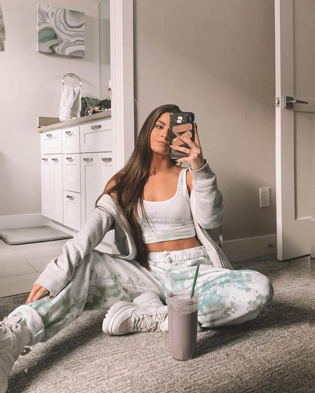 Paige Reillyのインスタグラム：「Getting in my nutrients and some stretching (not actually, just making fun of my poses, but I probably should 😓) before ridinnnn tomorrow!⁣ ⁣ Cozied up in my @avisualtheory *always* because were going to the mountains tonight !!! Also, I promise I will have a snowboard vlog uploaded ASAP 😂🥲 I have gotten quite a few comments / DM’s recently saying that they love my snowboard vlogs & can’t wait for more and you have no idea how happy that makes my heart. They are SO FUN to make and the fact that some people enjoy watching them make it that much better 🤧⁣ ⁣ Happy Friday 🤍 I hope you have an amazing weekend 🙏🏻」