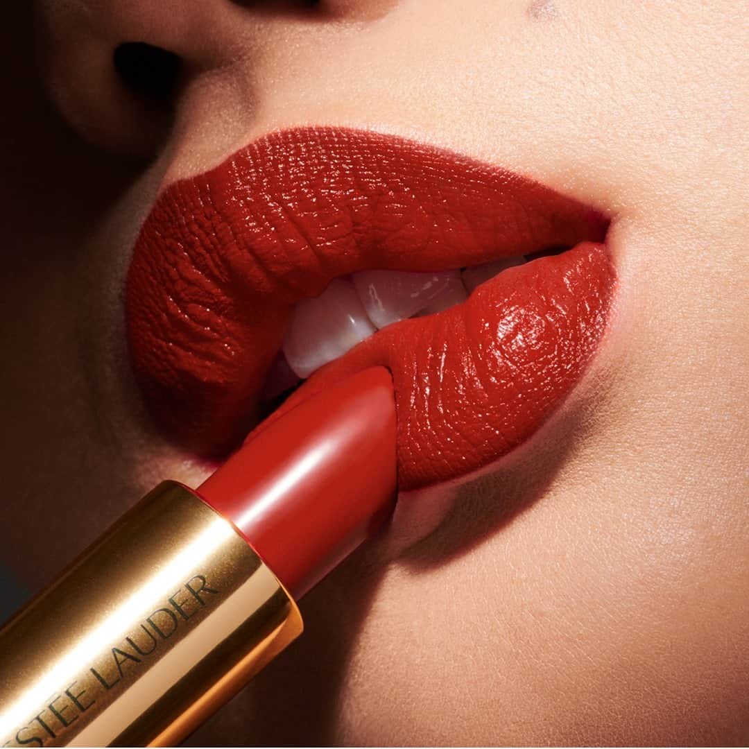 エスティローダーのインスタグラム：「Meet her under the mistletoe, 😘 but only with the perfect gift. #PureColorEnvy lipstick’s lip shaping colors and full-on crème finish is making everyone jolly and cheerful, so there’s no doubt it’s the gift to give. Tap to shop #PureColorEnvy Lipstick in shade 520 Carnal. #GiftWonderland #EsteeWishlist」