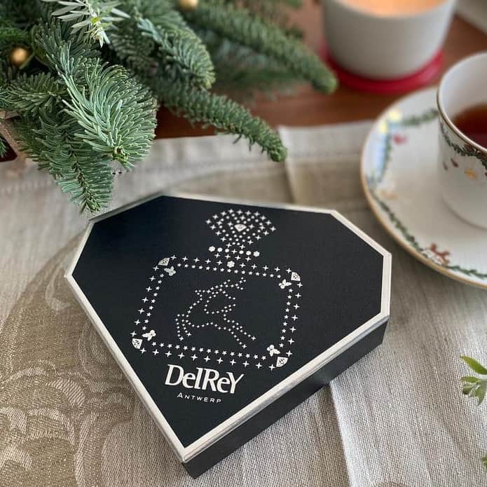 MERYさんのインスタグラム写真 - (MERYInstagram)「.⁣ リッチなチョコレートブランド『DelReY』のクリスマス限定チョコが気になる💝⁣ .⁣ 「DelReY（デルレイ）」といえばやっぱり、ダイヤモンドの形をしたチョコレート「ダイヤモンドショコラ」ですよね。高級感のある「2020クリスマスダイヤモンドBOX」は今年のクリスマス限定のデザインなのだとか。⁣ お家でリッチなチョコレートを楽しもう🍫⁣ .⁣ MERYでは他にも「かわいい」に近づくさまざまな情報を発信しています。⁣ @mery.beauty コスメ・美容に特化した情報をお届け♡⁣ @mery_spot 話題のカフェやお出かけスポットをご紹介！⁣ こちらもぜひチェックしてみてください！⁣ .⁣ .⁣ photo by @table_for_you⁣ .⁣ #MERY #regram #delrey #chocolate #christmas #christmaschocolate #초콜릿 #크리스마스초콜릿 #먹스타그램 #おうちカフェ #おうちスイーツ #おうち時間 #デルレイ #デルレイチョコ #チョコ #チョコレート #クリスマス #クリスマス限定 #クリスマスボックス #クリスマスシーズン #ティータイム #スイーツ #スイーツ好きな人と繋がりたい #甘党 #甘党女子 #スイーツ好きな人と繋がりたい #お洒落 #お洒落さんと繋がりたい #MERY女子 #メリー」12月19日 8時00分 - mery.jp