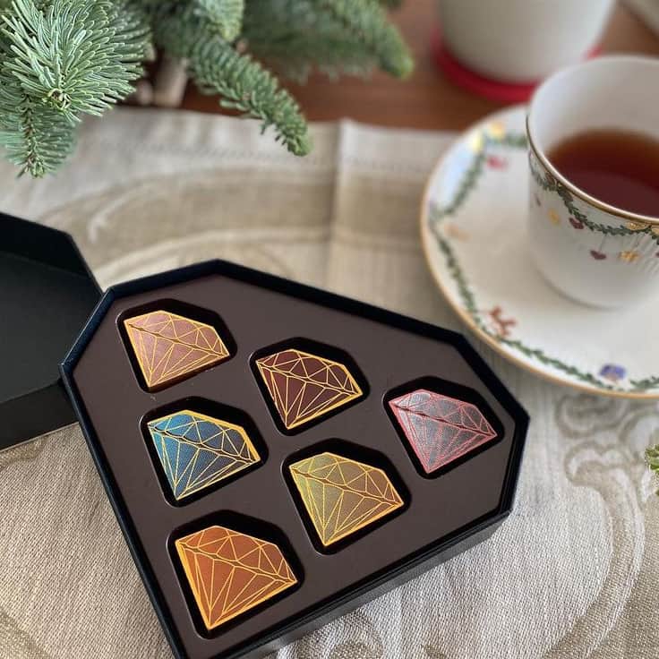 MERYさんのインスタグラム写真 - (MERYInstagram)「.⁣ リッチなチョコレートブランド『DelReY』のクリスマス限定チョコが気になる💝⁣ .⁣ 「DelReY（デルレイ）」といえばやっぱり、ダイヤモンドの形をしたチョコレート「ダイヤモンドショコラ」ですよね。高級感のある「2020クリスマスダイヤモンドBOX」は今年のクリスマス限定のデザインなのだとか。⁣ お家でリッチなチョコレートを楽しもう🍫⁣ .⁣ MERYでは他にも「かわいい」に近づくさまざまな情報を発信しています。⁣ @mery.beauty コスメ・美容に特化した情報をお届け♡⁣ @mery_spot 話題のカフェやお出かけスポットをご紹介！⁣ こちらもぜひチェックしてみてください！⁣ .⁣ .⁣ photo by @table_for_you⁣ .⁣ #MERY #regram #delrey #chocolate #christmas #christmaschocolate #초콜릿 #크리스마스초콜릿 #먹스타그램 #おうちカフェ #おうちスイーツ #おうち時間 #デルレイ #デルレイチョコ #チョコ #チョコレート #クリスマス #クリスマス限定 #クリスマスボックス #クリスマスシーズン #ティータイム #スイーツ #スイーツ好きな人と繋がりたい #甘党 #甘党女子 #スイーツ好きな人と繋がりたい #お洒落 #お洒落さんと繋がりたい #MERY女子 #メリー」12月19日 8時00分 - mery.jp