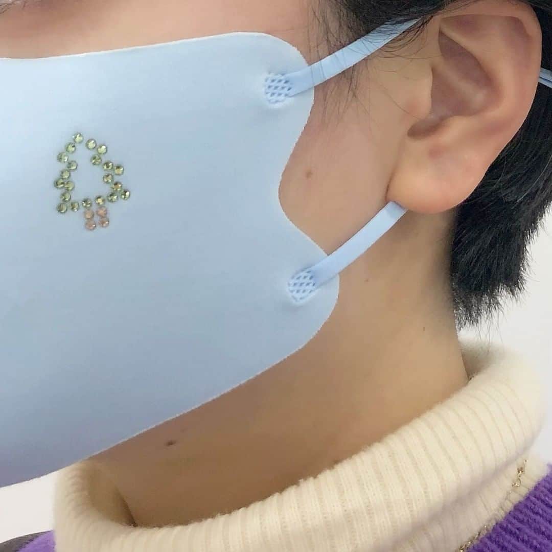 貴和製作所 公式さんのインスタグラム写真 - (貴和製作所 公式Instagram)「【PICK UP】作り方動画あり！おすすめアクセサリー﻿ 新商品「ホットフィックスシート デコモチーフ」の使い方を1分動画にてご紹介致します❄️﻿ ﻿初心者の方や細かい作業が苦手な方にもオススメ☃️❄️﻿ ﻿ お手持ちの布マスクやエコバック、Tシャツなどにデコレーションしてみてくださいね👕👚﻿ ※洗濯する際は手洗いをおすすめ致します。﻿ ﻿ 【材料】﻿ ●布製のアイテム…1個﻿ ●ホットフィックスシート デコモチーフ ツリー…1枚(1袋)﻿ ﻿ ━━━━━━━━━━━━━━━━﻿ ﻿ 店舗（オンラインストア含む）により取扱い商品・入荷時期が異なりますのでご了承ください。﻿ ﻿ 時間を短縮して営業をさせていただいている店舗がございます。詳しくはウェブサイトでご確認くださいませ。﻿ ﻿ ━━━━━━━━━━━━━━━━﻿ ﻿ #公式貴和製作所本部スタッフ #貴和製作所 #スワロフスキークリスタル#SWAROVSKICRYSTAL #貴和製作所のパーツ #handmade #ハンドメイドアクセサリー #ハンドメイドパーツ #ハンドメイド材料 #クリスマス #クリスマスギフト #冬休み #お正月 #簡単 #アイロン #ホットフィックス #ツリー #スノーマン #スノー #貼るだけ #デコ #マスク #マスクデコ #ホットフィックスシートの貼り方」12月19日 8時00分 - kiwaseisakujo