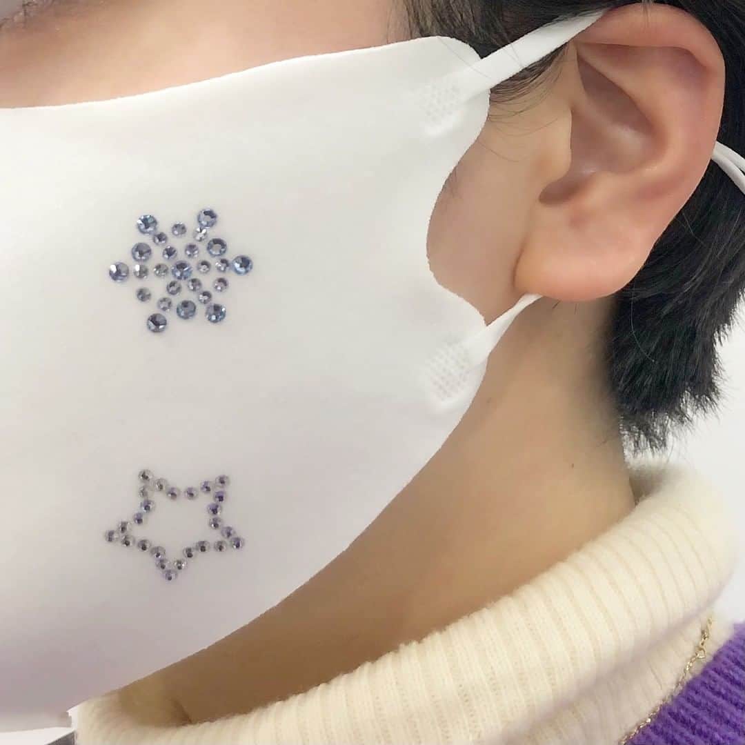 貴和製作所 公式さんのインスタグラム写真 - (貴和製作所 公式Instagram)「【PICK UP】作り方動画あり！おすすめアクセサリー﻿ 新商品「ホットフィックスシート デコモチーフ」の使い方を1分動画にてご紹介致します❄️﻿ ﻿初心者の方や細かい作業が苦手な方にもオススメ☃️❄️﻿ ﻿ お手持ちの布マスクやエコバック、Tシャツなどにデコレーションしてみてくださいね👕👚﻿ ※洗濯する際は手洗いをおすすめ致します。﻿ ﻿ 【材料】﻿ ●布製のアイテム…1個﻿ ●ホットフィックスシート デコモチーフ ツリー…1枚(1袋)﻿ ﻿ ━━━━━━━━━━━━━━━━﻿ ﻿ 店舗（オンラインストア含む）により取扱い商品・入荷時期が異なりますのでご了承ください。﻿ ﻿ 時間を短縮して営業をさせていただいている店舗がございます。詳しくはウェブサイトでご確認くださいませ。﻿ ﻿ ━━━━━━━━━━━━━━━━﻿ ﻿ #公式貴和製作所本部スタッフ #貴和製作所 #スワロフスキークリスタル#SWAROVSKICRYSTAL #貴和製作所のパーツ #handmade #ハンドメイドアクセサリー #ハンドメイドパーツ #ハンドメイド材料 #クリスマス #クリスマスギフト #冬休み #お正月 #簡単 #アイロン #ホットフィックス #ツリー #スノーマン #スノー #貼るだけ #デコ #マスク #マスクデコ #ホットフィックスシートの貼り方」12月19日 8時00分 - kiwaseisakujo