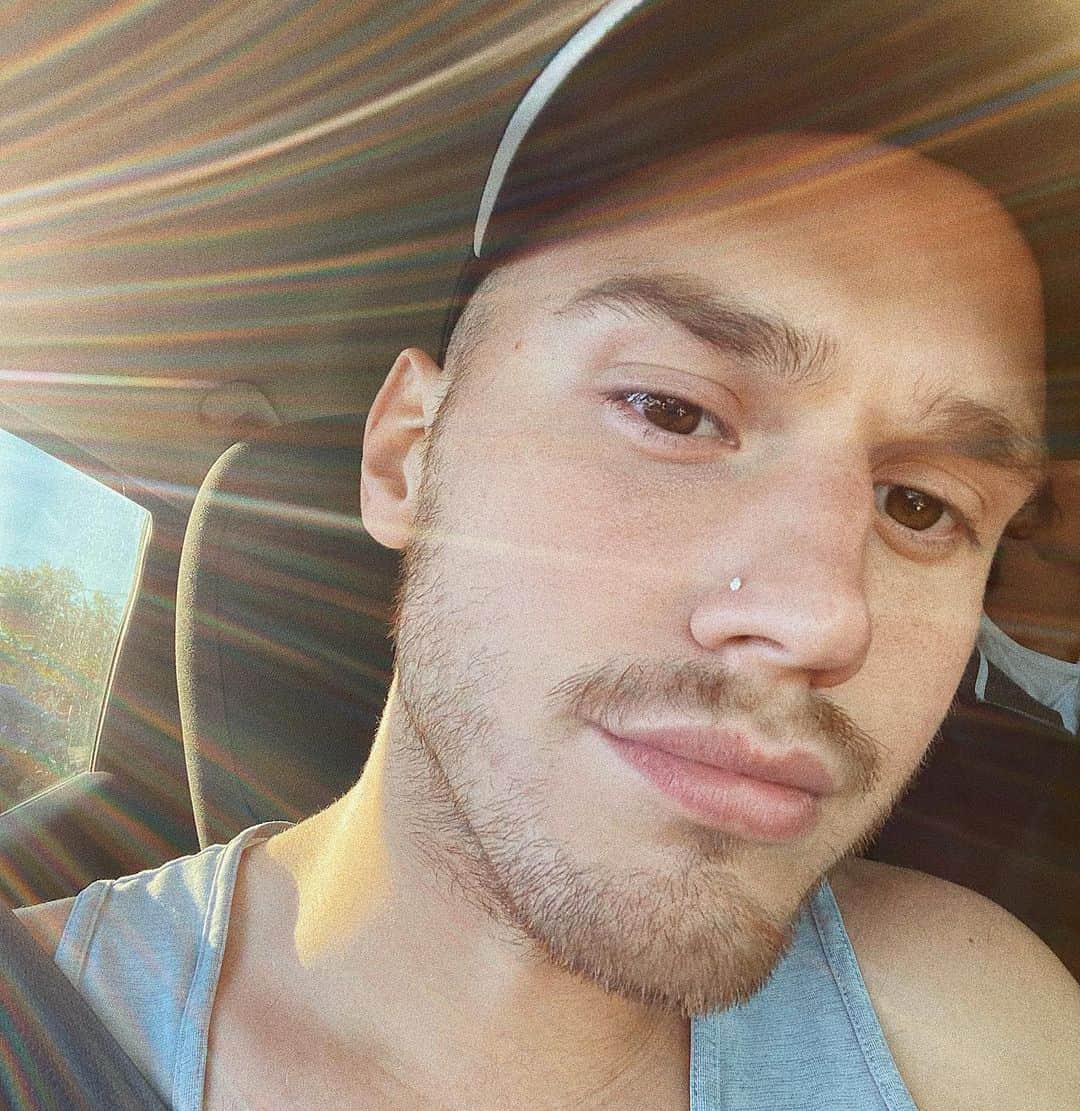 ブランドン・シェイアのインスタグラム：「Finally got my nose stud back, I missed her.」