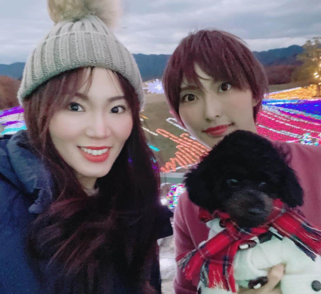 内田有理のインスタグラム：「あゆみちゃんとつくしちゃんが香川にやって来た〜🥰💕　車バンザイ🙌　落ちた資料が拾ったら英文とかカッコ良すぎる😳💦　つくしちゃんのお洋服可愛い〜😭❤️ うどん食べて、紫雲出山登って雪ちらつき❄️陶芸体験してお茶して、まんのうイルミネーション見て三豊市詫間の牡蠣小屋🎵　三豊の牡蠣食べ放題🤤　香川満喫コース🚗✨　来てくれてありがとぉぉぉ☺️️✨　かなり余韻に浸っております💕🥲笑 #香川旅行　#まんのう公園イルミネーション #香川　#kagawaprefecture #kagawa #kagawatrip」