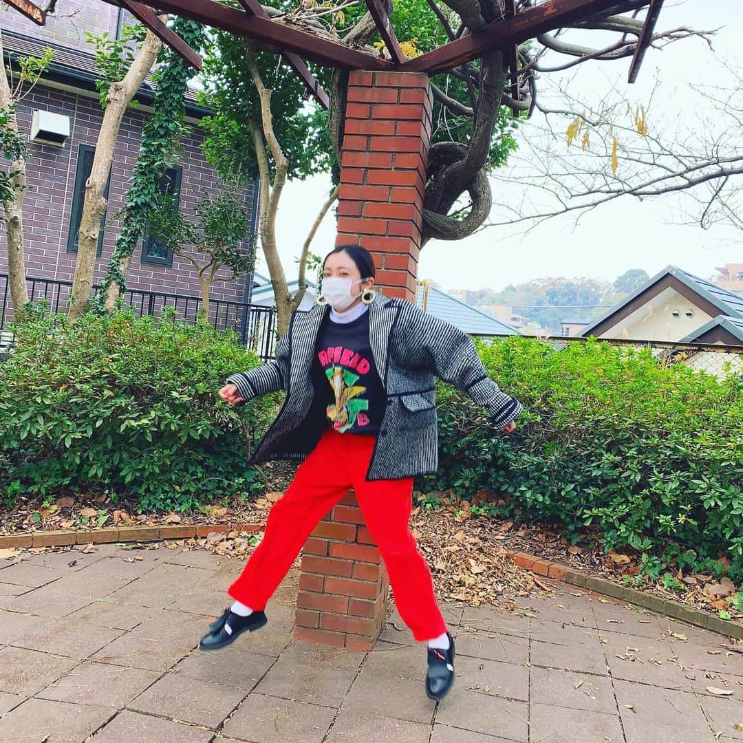 安達祐実さんのインスタグラム写真 - (安達祐実Instagram)「❤️🤍🖤 @clane_official のアウター、本当に大好きで毎年着まくってる！ @6______roku のパンツも素材と色が最高❣️」12月19日 8時09分 - _yumi_adachi