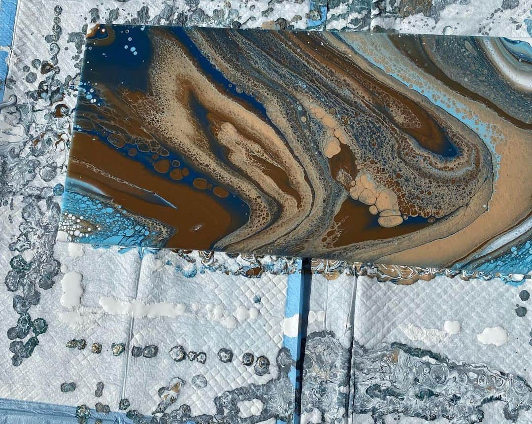カミール・グラマーさんのインスタグラム写真 - (カミール・グラマーInstagram)「My fluid art project. It was a lot of fun and relaxing. There is something very therapeutic about working on a piece of art.」12月19日 8時03分 - therealcamille