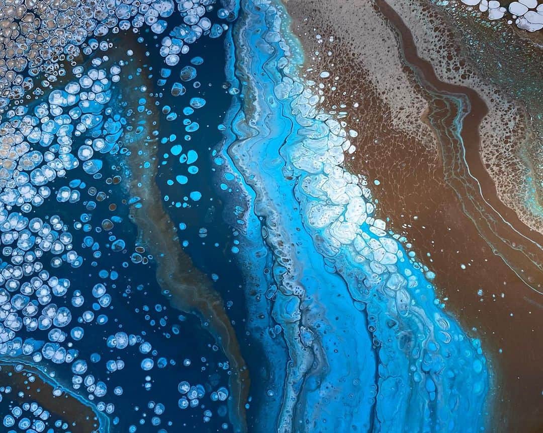 カミール・グラマーさんのインスタグラム写真 - (カミール・グラマーInstagram)「My fluid art project. It was a lot of fun and relaxing. There is something very therapeutic about working on a piece of art.」12月19日 8時03分 - therealcamille