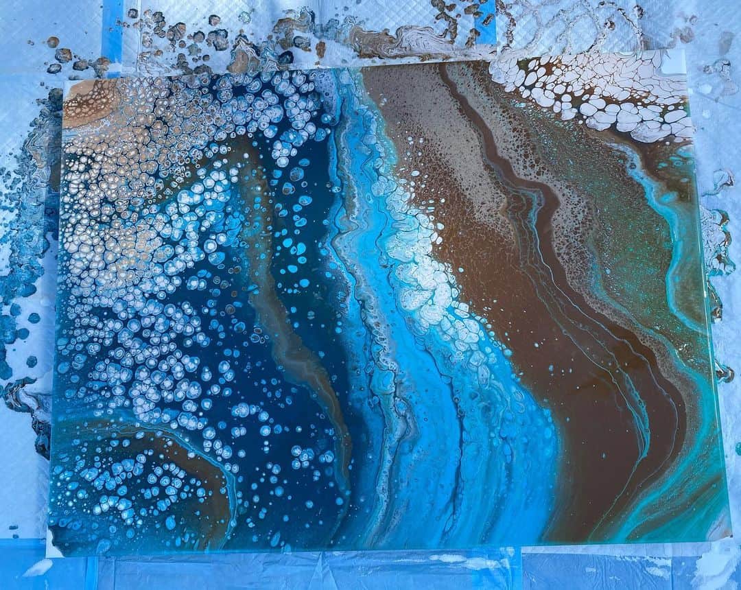 カミール・グラマーのインスタグラム：「My fluid art project. It was a lot of fun and relaxing. There is something very therapeutic about working on a piece of art.」