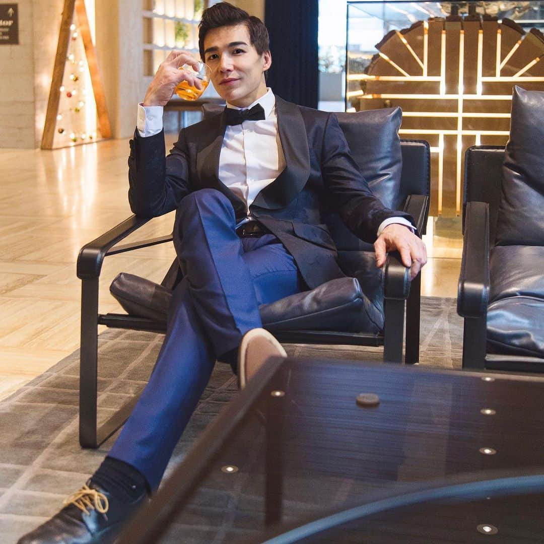 ルーディ・リンのインスタグラム：「Drink? I don’t drink. Tux? Someone else’s tux. Chair? Not as comfortable as they look.  The lengths I go through just to wish you guys a happy weekend 😉  #suitup #suitedup #weekendadventures #cheerstotheweekend #happyholidayseason #suitstyle #tux」