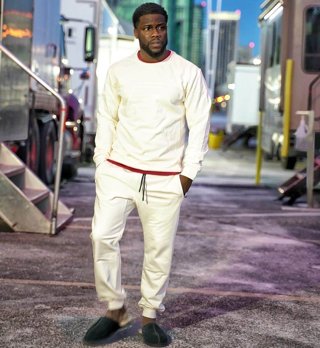 ケビン・ハートさんのインスタグラム写真 - (ケビン・ハートInstagram)「Rocking my winter whites today 😂😂😂.... major shoutout to all of my @fableticsmen .... it’s all about putting a “F” on your chest. Click the link in my Bio and get yours today!!!! #FableticsMen #FableticsMenPartner」12月19日 8時05分 - kevinhart4real