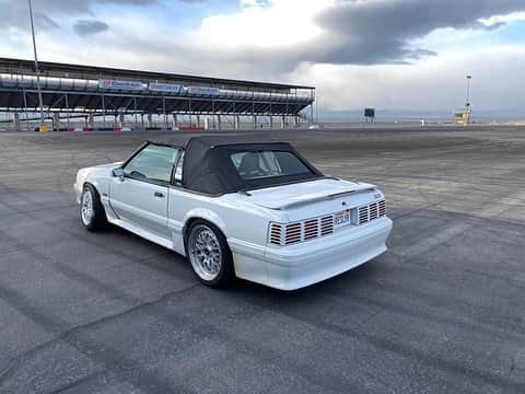 ケン・ブロックさんのインスタグラム写真 - (ケン・ブロックInstagram)「The first and only time my 14-year-old daughter Lia got to drive the Fox Body Mustang 5.0 there were a bunch of cameras around. So, I wanted to give her a chance to drive it just for fun, so we went back to @UtahMotorsportsCampus for a morning just to let her rip. She did really damn well! I love seeing her learn and progress - along with the huge smile on her face. #prouddad #CarcaineDestingStang」12月19日 8時07分 - kblock43