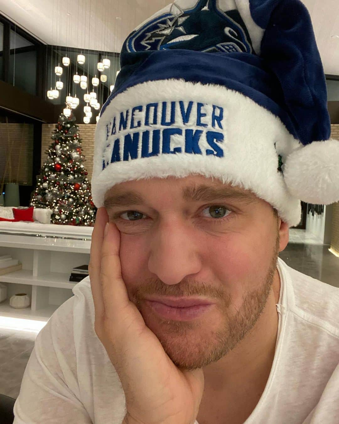 マイケル・ブーブレのインスタグラム：「I’m really excited to share my visit to @canuckplace with you this coming Monday. This is something super special I did with my buddy @_eliaspettersson – stay tuned! #canucks」