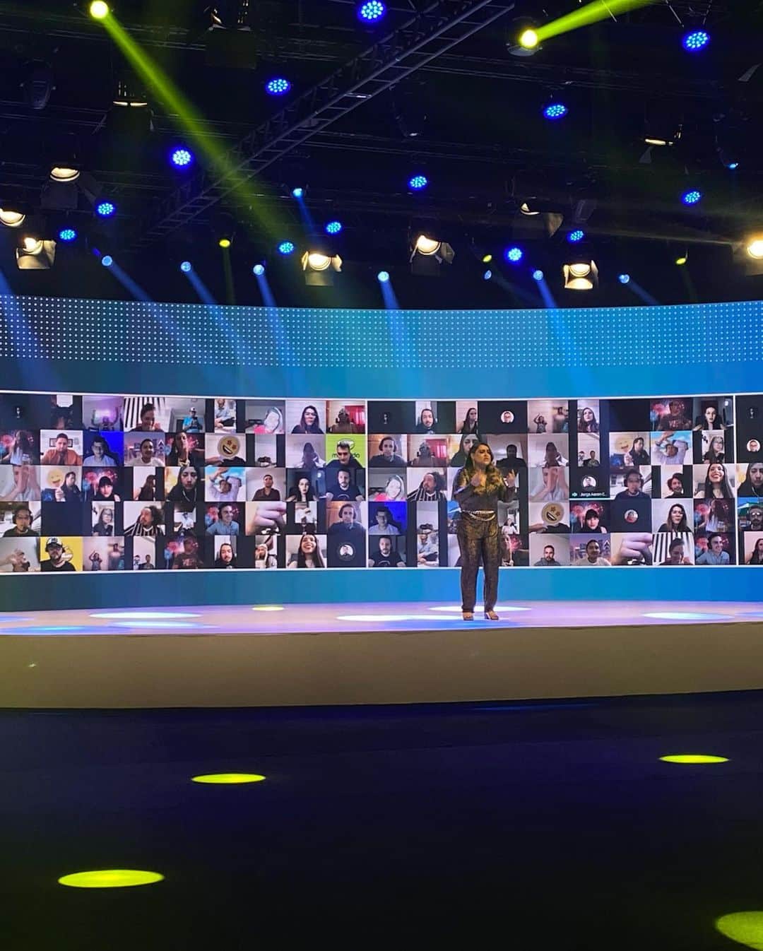 Preta Gilさんのインスタグラム写真 - (Preta GilInstagram)「Hoje apresentei a convenção de final de ano do  @mercadolivre junto com @sebas_fernandez_silva com 10 mil pessoas conectados na América Latina!!! Foi emocionante!!!! Gracias a todos Los chicos y chicas!!! Hasta la vista muchachos!!!」12月19日 8時15分 - pretagil