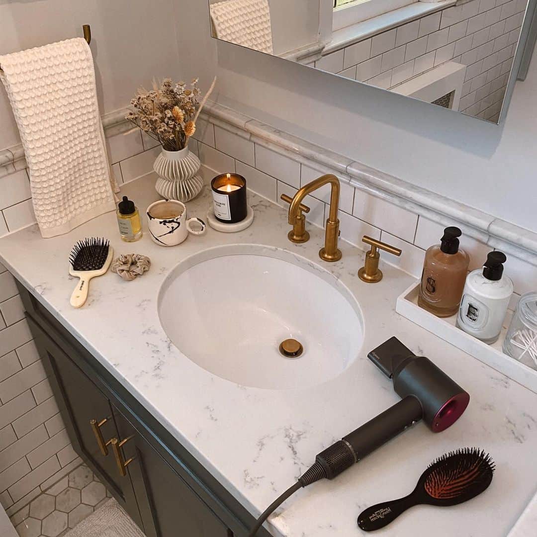 Helena Glazer Hodneのインスタグラム：「The #dyson hairdryer:  Is it worth the steep price tag? In my opinion, it is!  I've been using it for two years and I find that It cuts my drying time down considerably (and time is money), it tames my frizz prone hair and it's very light weight.  I have a detailed post that I linked in my profile that highlights all the pros and the few small cons (like the price). Mine is via @nordstrom #nordstrom #sponsored http://liketk.it/34cZG」