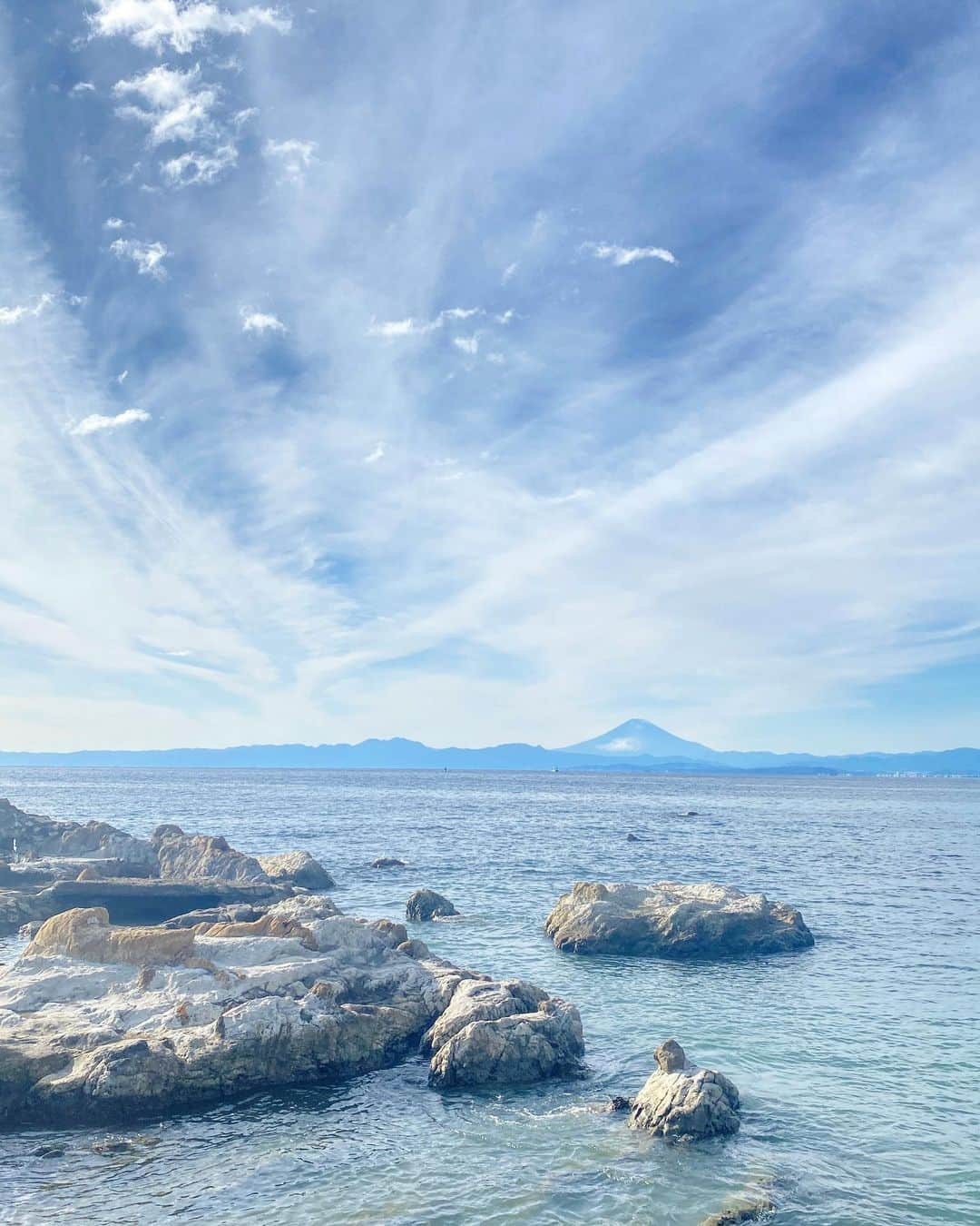 Hiroe Hiranoさんのインスタグラム写真 - (Hiroe HiranoInstagram)「SUP TIME🌊 波と調和するひととき。  冬の富士山は🗻 葉山から美しくみえます✨  バランス感覚と体幹コアのために バランスボードもゲット✨ 楽しい☺️  日々のトレーニングに追加✌️  新年に向けて、身体と心を整える。  今年は、海の魅力にハマった年でした🌊  #hayama #葉山　#mtfuji #富士山　 #sup #kokua #自然との調和 #海の恵み #charge」12月19日 8時23分 - hiroe_hirano