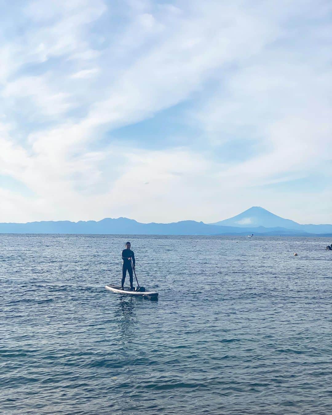 Hiroe Hiranoさんのインスタグラム写真 - (Hiroe HiranoInstagram)「SUP TIME🌊 波と調和するひととき。  冬の富士山は🗻 葉山から美しくみえます✨  バランス感覚と体幹コアのために バランスボードもゲット✨ 楽しい☺️  日々のトレーニングに追加✌️  新年に向けて、身体と心を整える。  今年は、海の魅力にハマった年でした🌊  #hayama #葉山　#mtfuji #富士山　 #sup #kokua #自然との調和 #海の恵み #charge」12月19日 8時23分 - hiroe_hirano