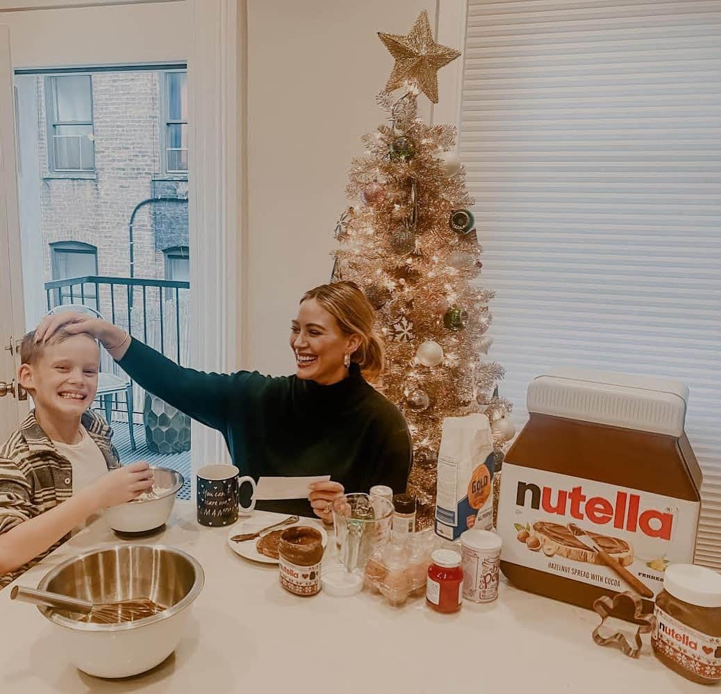 ヒラリー・ダフさんのインスタグラム写真 - (ヒラリー・ダフInstagram)「Excited for a new holiday tradition for breakfast around here! Big @Nutella fans in this house. We  made a special breakfast with the new Nutella DIY Holiday Breakfast Kit. I’m so stoked that Luca can read measurements so I get a built-in sous chef to help make these delightful gingerbread pancakes with Nutella. Limited-edition kits available on www.NutellaHoliday.com #ad a portion of proceeds supporting @NoKidHungry #nutellaholiday #nutellawithlove」12月19日 8時35分 - hilaryduff