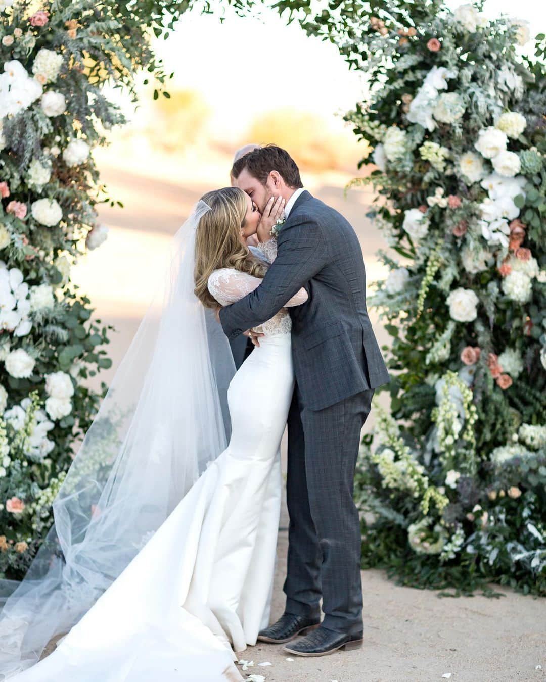 Monique Lhuillierさんのインスタグラム写真 - (Monique LhuillierInstagram)「Third time’s a Charm! 💗🌸 An intimate soirée on their family’s ranch after re-scheduling for the third time. Congratulations Brooke & Jordan! Love conquers all.. 🥂 #moniquelhuillier #mlbride」12月19日 8時28分 - moniquelhuillier