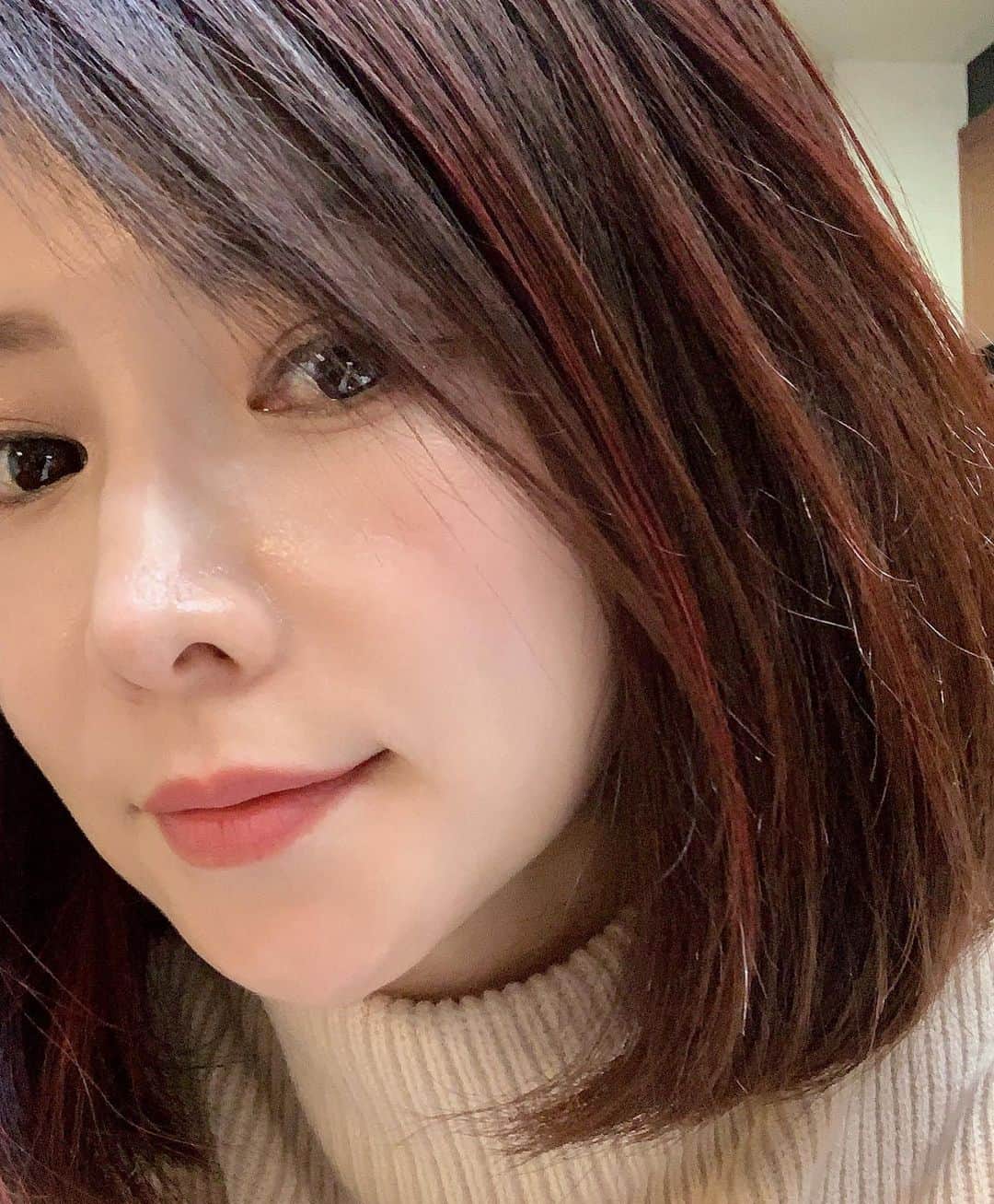 水谷雅子さんのインスタグラム写真 - (水谷雅子Instagram)「部分カラーしました！ナンテ😁 わかりますか？ 赤いカラー(ヴィヴィッドレッド) 実は一日だけの部分カラーなんです！ 毛束をはさみスライドさせるだけで、 ほんのり色が地毛に馴染み、 自然に仕上がりました✨✨ たまにはこんなお洒落もいいですよね😉 早速周りの人にも「カラーした？」て気づいてもらえたしね👍 夜シャンプーすれば心配なく落ちます☺️ 手に付いても水洗いですぐに落ちました。 他カラー5色ありますよ！ #kate#ケイト3dヘアライナー  #ケイト3dヘアライナー #部分カラー#お洒落カラー #水谷雅子#水谷雅子beautybook50の私」12月19日 8時28分 - mizutanimasako