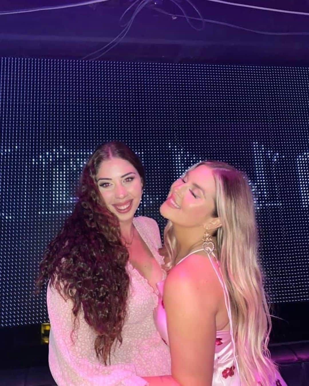 Shannonのインスタグラム：「My fav things on Instagram rn are photo n video dumps so I’m just gonna do loads of these alright 😂💓 I’ve been sick of picture perfect Instagram so I’m adding in some @moreshaaanxo energy ⚡️ tell me, have you had some time off yet? Are you spending some time with friends and family over the next few weeks? I hope so 🙏🏼 shout out to my retail and essential service angels 🤍 ily」