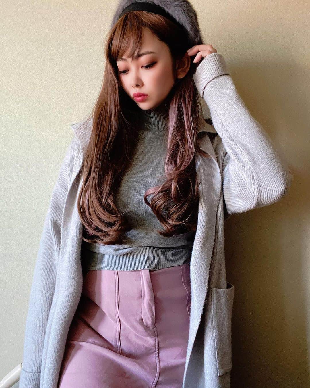 のインスタグラム：「@mercuryduo_com  @vis_jp  @world_onlinestore   バッグも昨日ゲットの1980円！モコモコちゃん👜  プチプラ大人ガーリー風コーデ  #ニット  #帽子コーデ #レトロコーデ #白コーデ #ホワイトコーデ #大人ファッション #大人ガーリー #きれいめコーデ #大人可愛い #着痩せコーデ #ファッション好きな人と繋がりたい #おしゃれさんと繋がりたい #ootd #ざっくりニット #トレンド #ファー #モコモコ #pretty #カジュアル　 #fashion #体型カバー #dailylook #洋服好きな人と繋がりたい #中山美穂 #girly #ままコーデ #ファッション#ママファッション #全身コーデ #大人カジュアル  @c.h.a.t.a.13」
