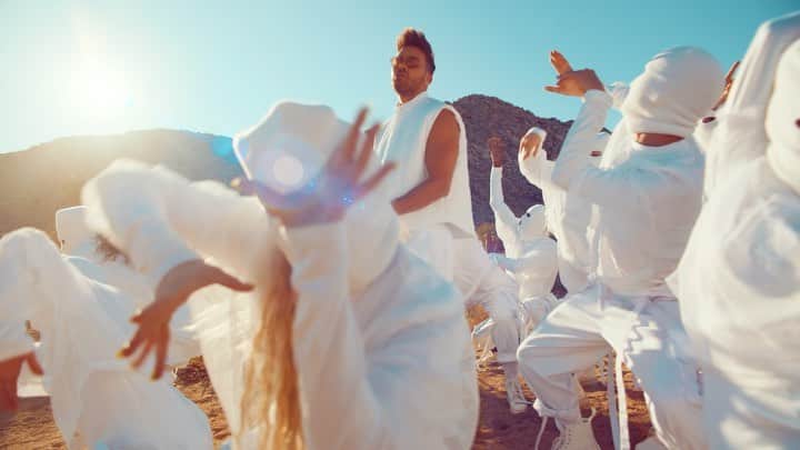 ヤンデルのインスタグラム：「Dale para el canal de @Youtube de @PrinceRoyce para que veas el nuevo video #UNAAVENTURA 👽🤴🏻👽 @wisinYyandel / @elasticpeople  https://smarturl.it/PRUnaAventura」