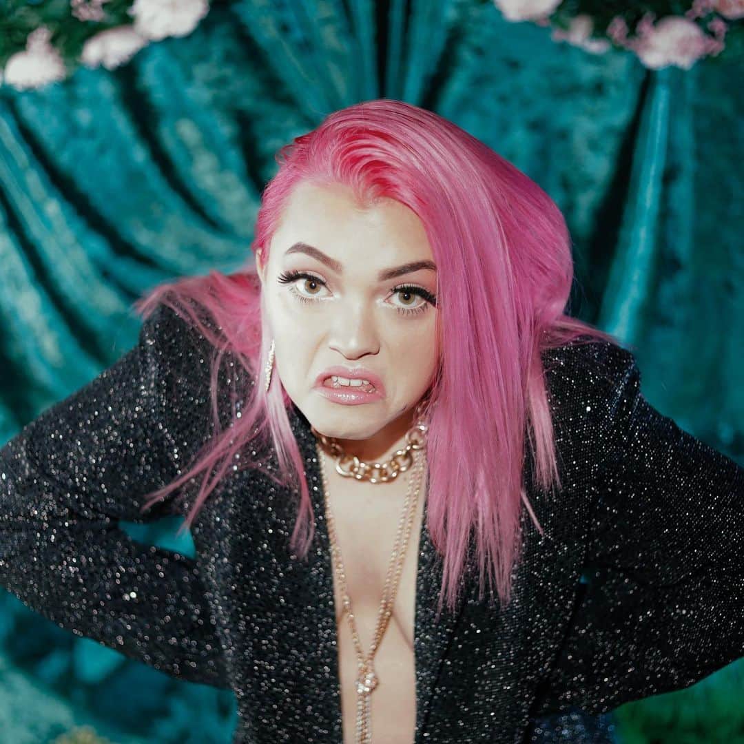HEY VIOLETさんのインスタグラム写真 - (HEY VIOLETInstagram)「swipe for insta vs reality」12月19日 8時45分 - heyviolet